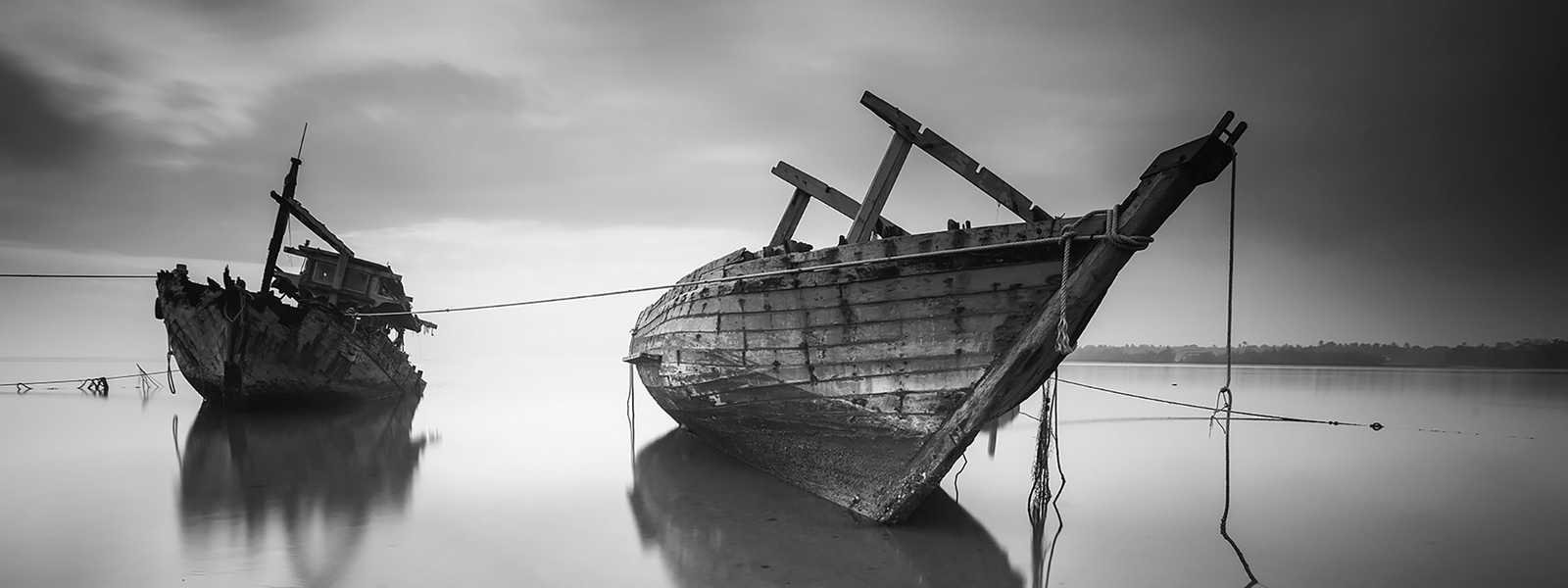 beach-black-and-white-boats