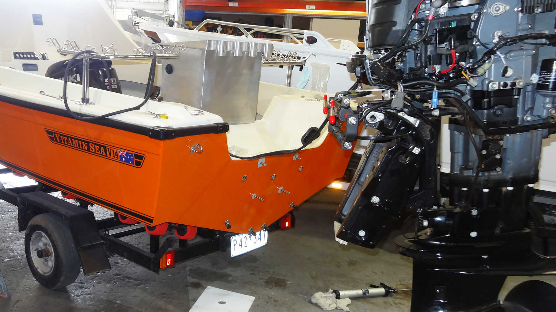 Multisteer outboard hydraulic cylinder fitted to outboard