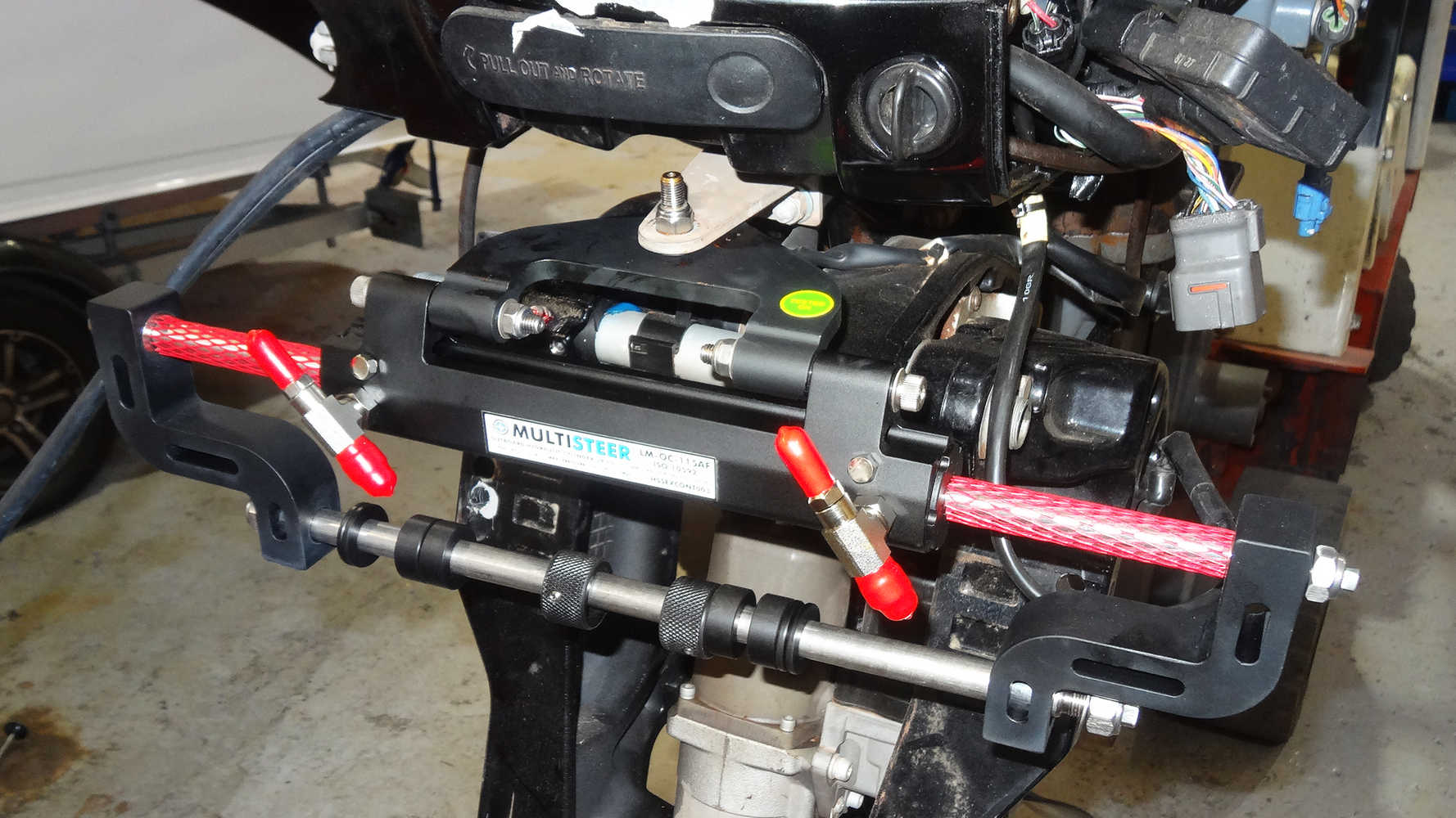 Multisteer outboard hydraulic cylinder fitted to outboard