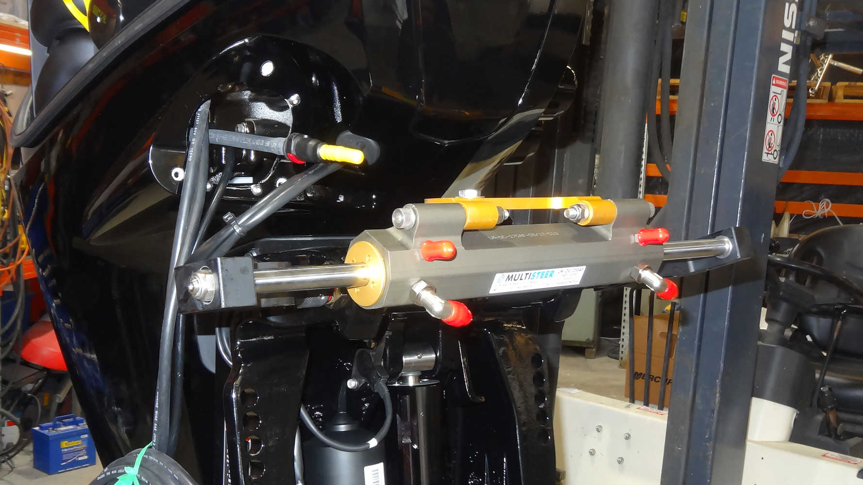 Multisteer outboard hydraulic cylinder fitted to outboard