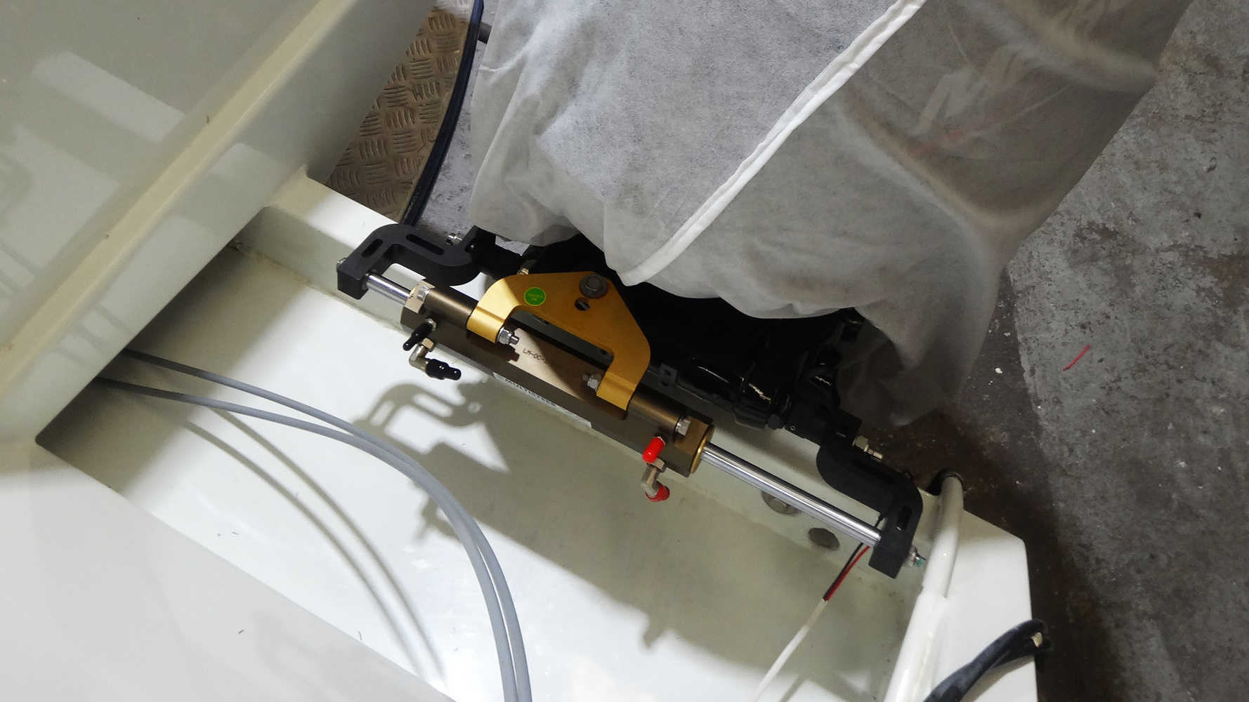 Multisteer outboard hydraulic cylinder fitted to Mercury 115 HP on Sailfish Catamaran