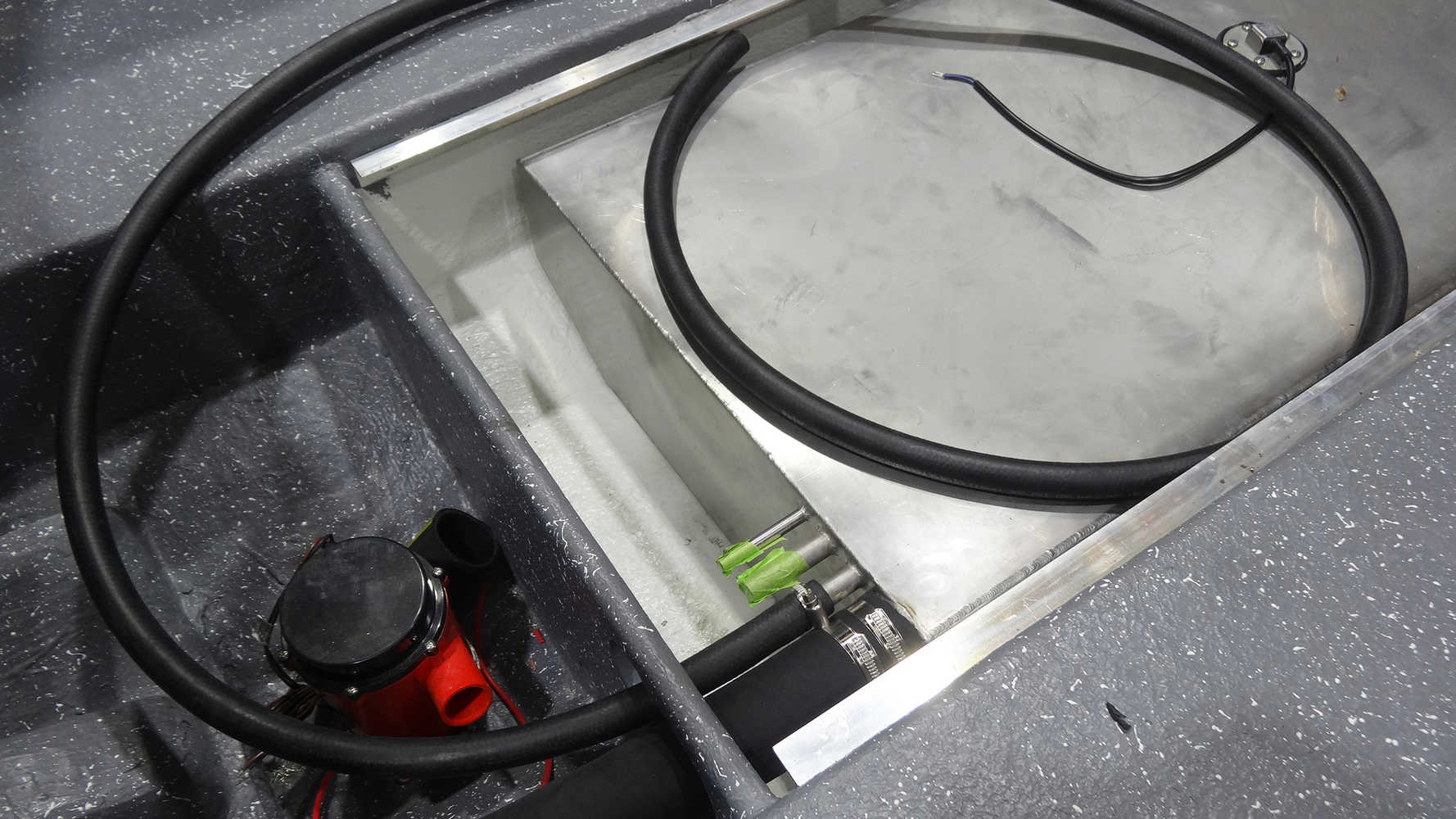 Haines Signature 1900S, floor, fuel tank and bilge pump