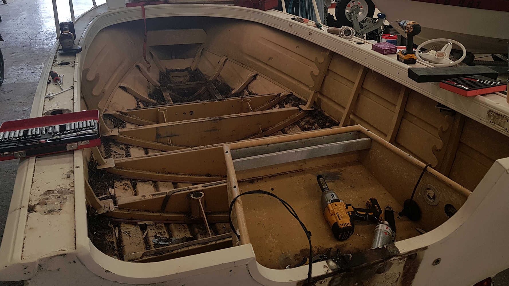 Quintrex Fish Raider, hull, stripped